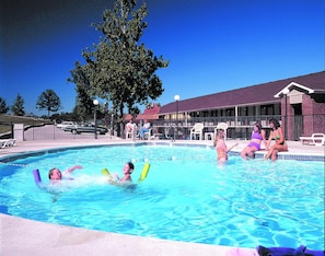 Utomhuspool och solstolar