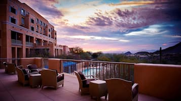 Couples treatment rooms, hot tub, steam room, body treatments