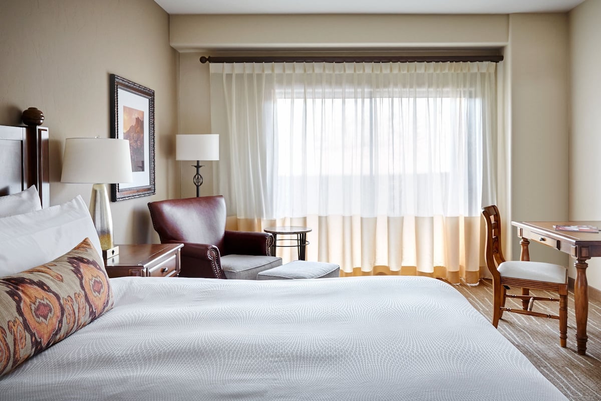 1 bedroom, premium bedding, down comforters, pillowtop beds