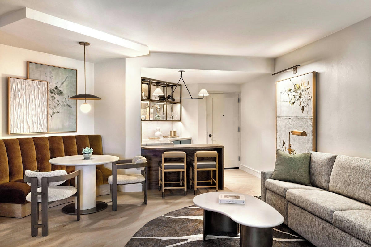 Suite Signature, 1 très grand lit | Bar-salon | 4 bars-salons, bar attenant à la piscine