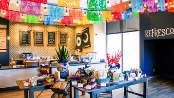 4 restaurants; breakfast, lunch, and dinner served
