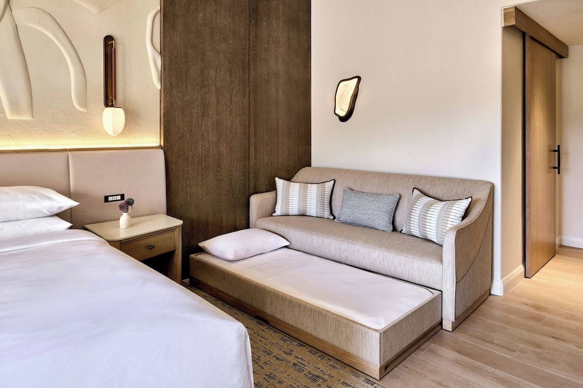 1 bedroom, premium bedding, down comforters, pillowtop beds