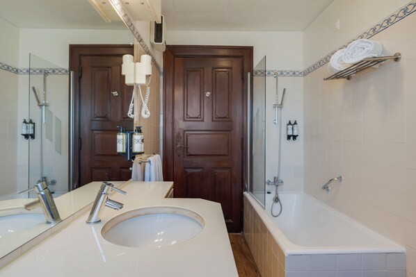 Superior Double Room | Bathroom