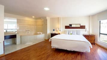 Suite | Premium-sengetøj, dundyner, senge med madrasser af memory foam, minibar