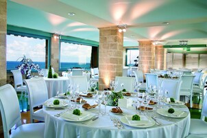 2 restaurantes; se sirven desayunos, almuerzos, cenas y cocina regional 