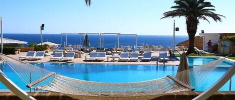 Piscine extérieure, parasols de plage, chaises longues