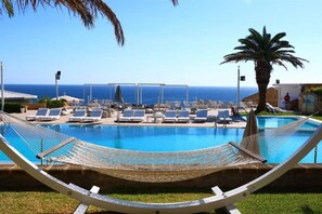 Außenpool, Sonnenschirme, Liegestühle