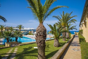 Outdoor pool, pool umbrellas, sun loungers - TH Brucoli - Venus Sea Garden (Augusta)