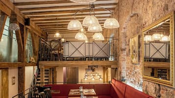 Daily cooked-to-order breakfast (EUR 18 per person)