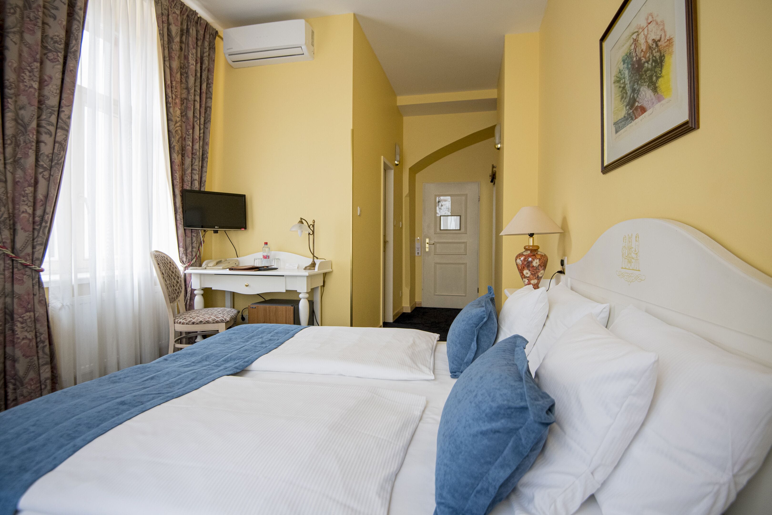 standard double room | 1 bedroom, hypo-allergenic bedding, minibar, in-room safe