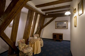 Suite junior | Zona de estar | Televisión LCD de 60 cm con canales por satélite, una televisión