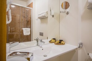 Business Room | Bilik Mandi | Kelengkapan dandanan diri percuma, pengering rambut, tuala disediakan 