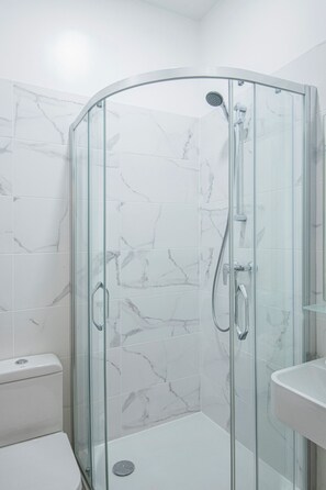 Economy Double Room | Bathroom | Free toiletries, hair dryer, towels - Gutenbergs Hotel (Riga)