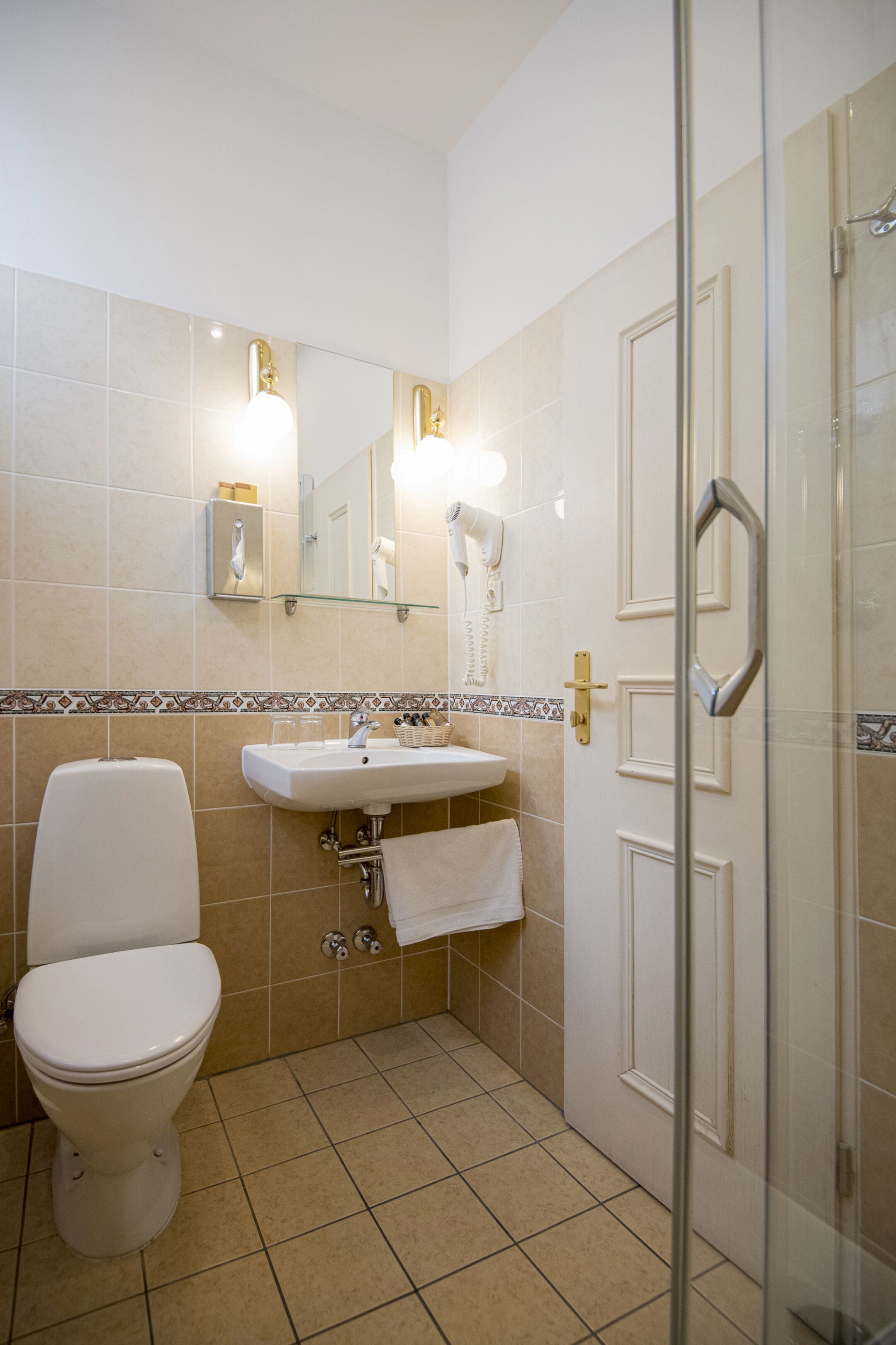 standard double room | bathroom | free toiletries, hair dryer, towels