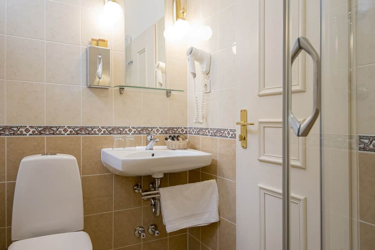 standard double room | bathroom | free toiletries, hair dryer, towels