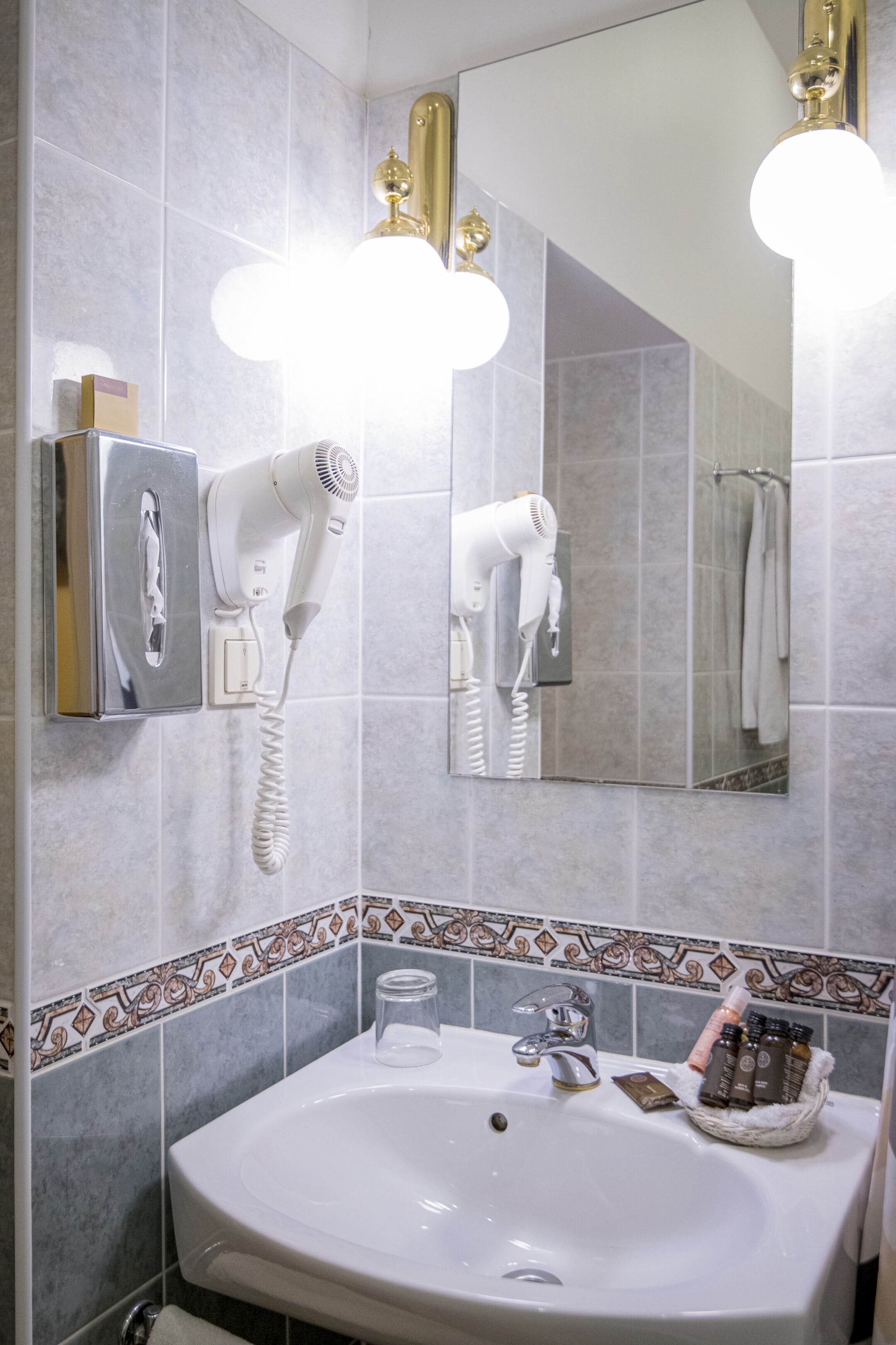 standard single room | bathroom | free toiletries, hair dryer, towels