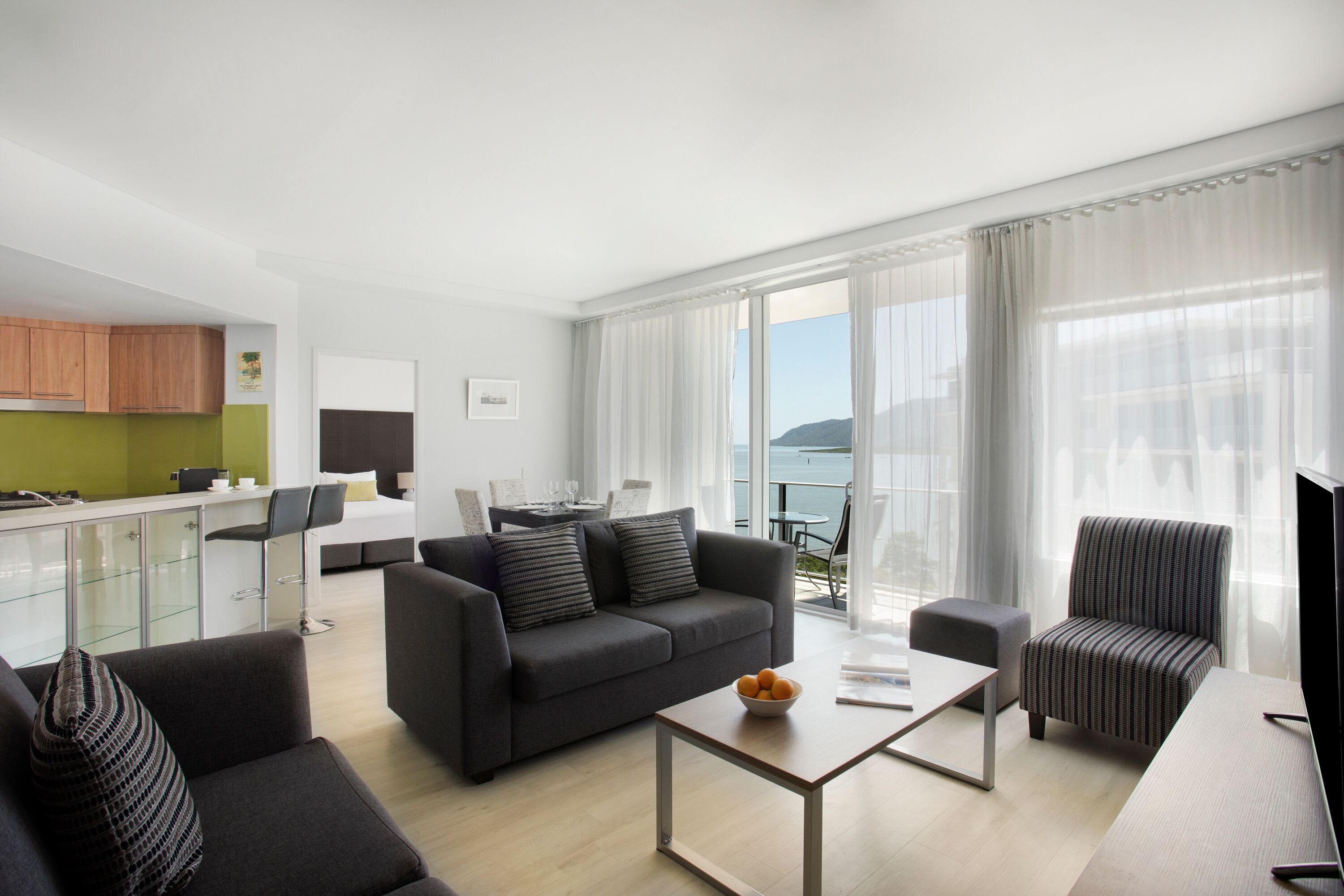 30-英寸纯平电视 （配备有线频道）、电视