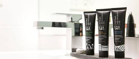 Tres tubos de productos Urban Skincare sobre un mostrador de baño.