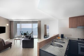 Kamer, 3 slaapkamers (Ocean) | Privékeuken | Een koffiezetapparaat/waterkoker, een waterkoker, een vriezer