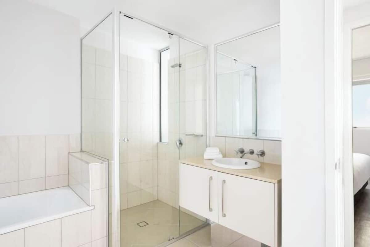 Articles de toilette gratuits, sĂšche-cheveux, serviettes fournies, savon