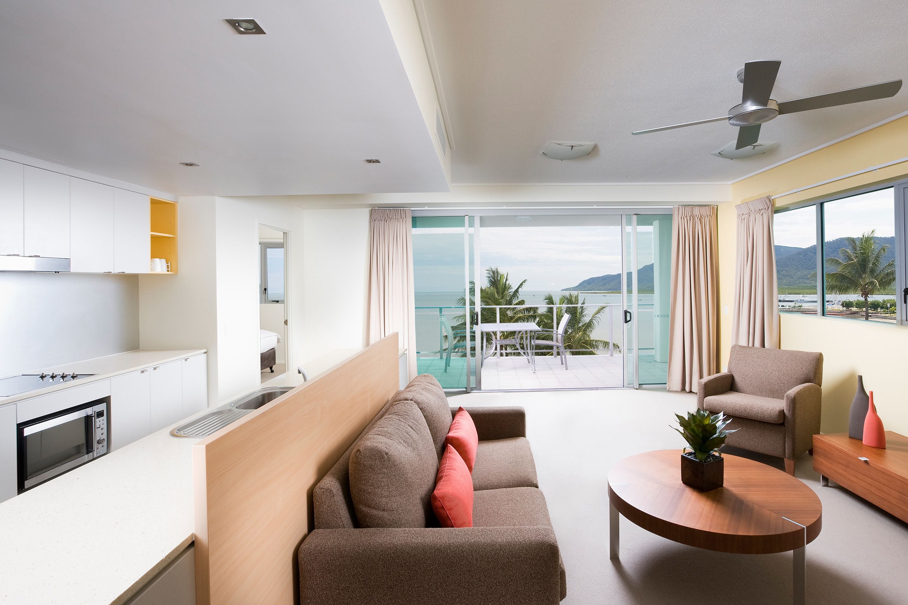 客房内保险箱、熨斗/熨衣板、婴儿床、床单