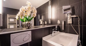 Hair dryer, towels, soap, toilet paper - PLAZA INN Wels (Wels)