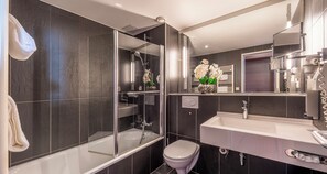 Phòng đơn Tiêu chuẩn | Phòng tắm | Máy sấy tóc, khăn tắm, xà phòng, giấy vệ sinh 