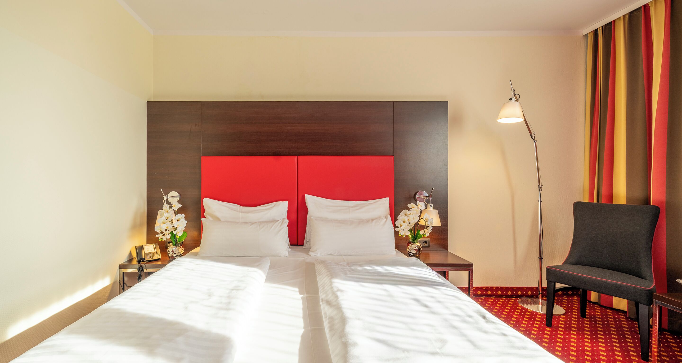 Sengetøy av topp kvalitet, minibar og safe på rommet