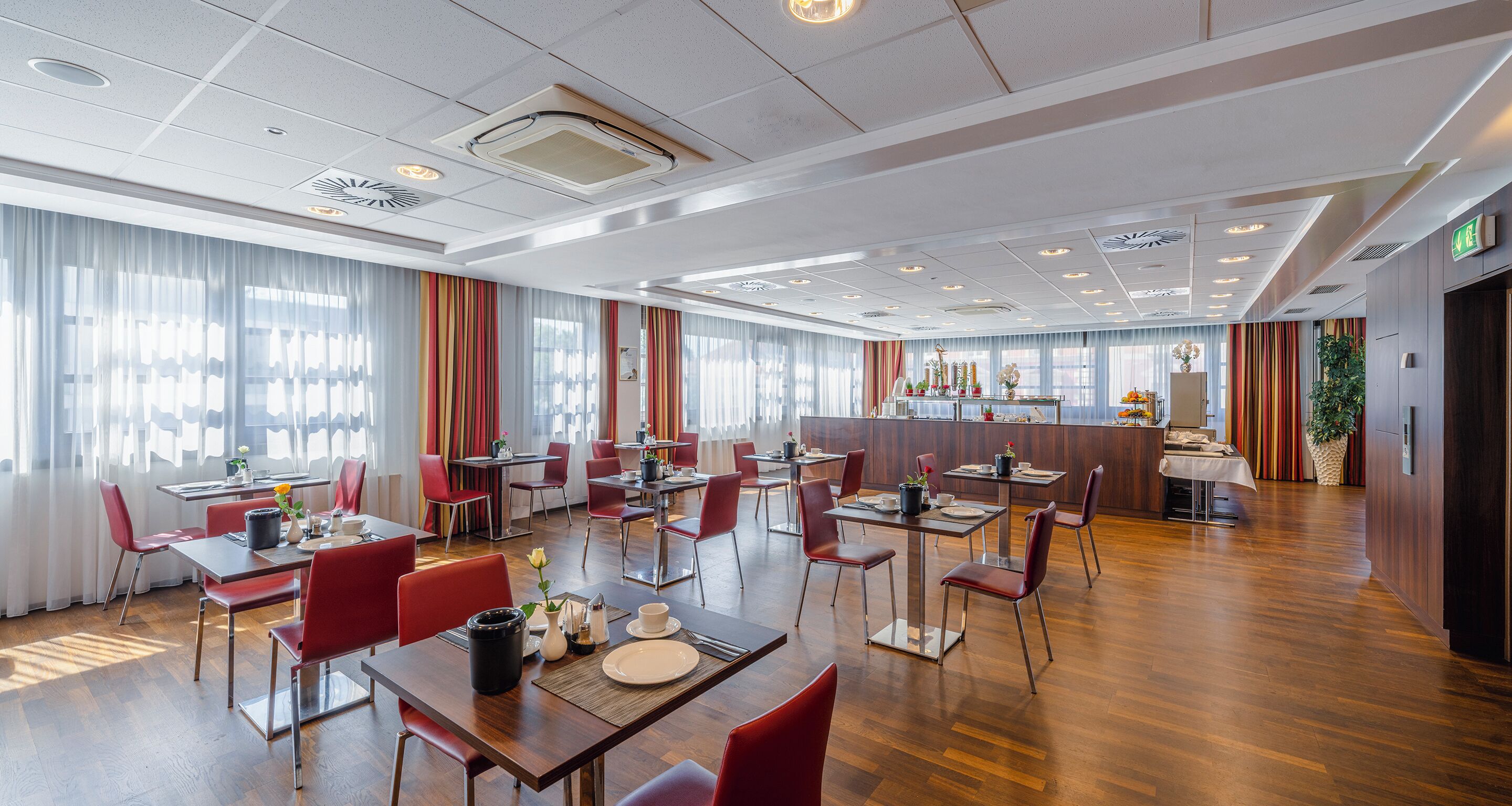 Bữa sáng buffet hàng ngày (19 EUR/mỗi người) 