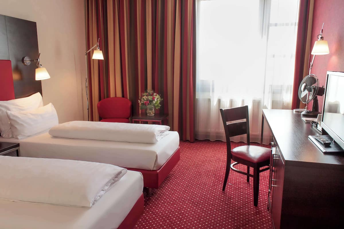 standard room, 2 single beds | premium bedding, minibar, in-room safe, individually decorated