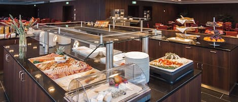 Petit déjeuner buffet (16.00 EUR par personne)