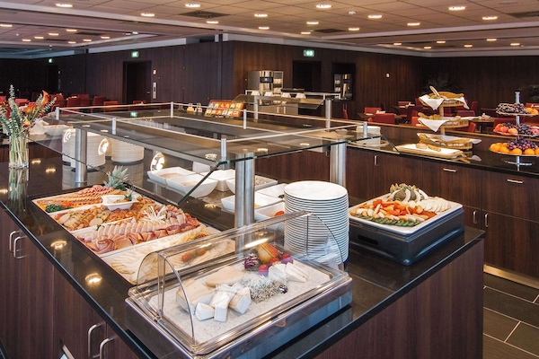 Desayuno buffet (EUR 16.00 por persona)