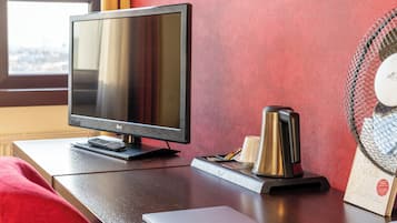 Kamar Single Comfort | Seprai premium, minibar, brankas, dan didekorasi berbeda-beda