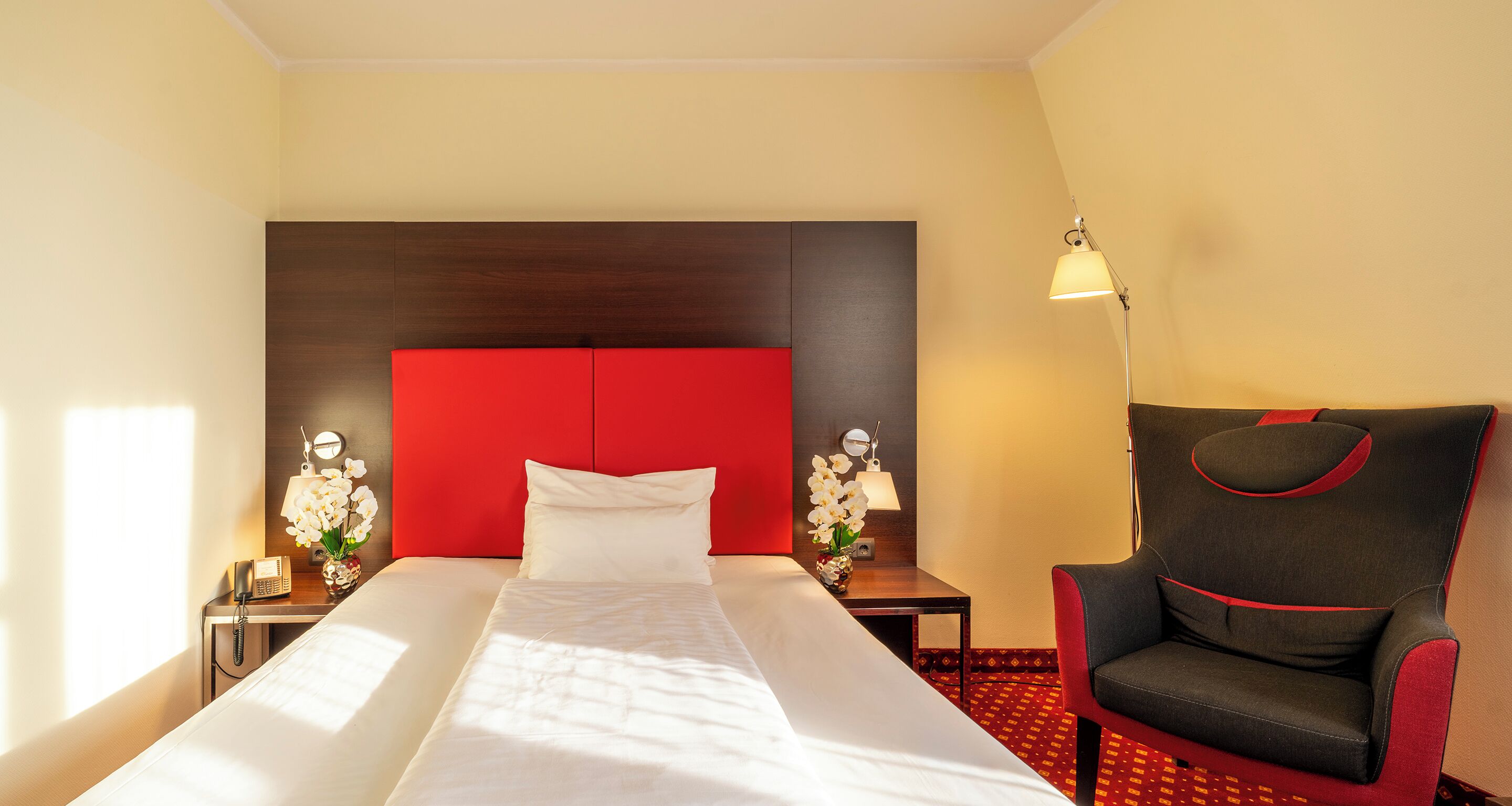 Sengetøy av topp kvalitet, minibar og safe på rommet