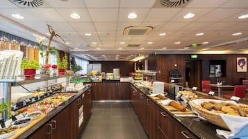 每日供應吃到飽早餐 (每人 EUR16.00)