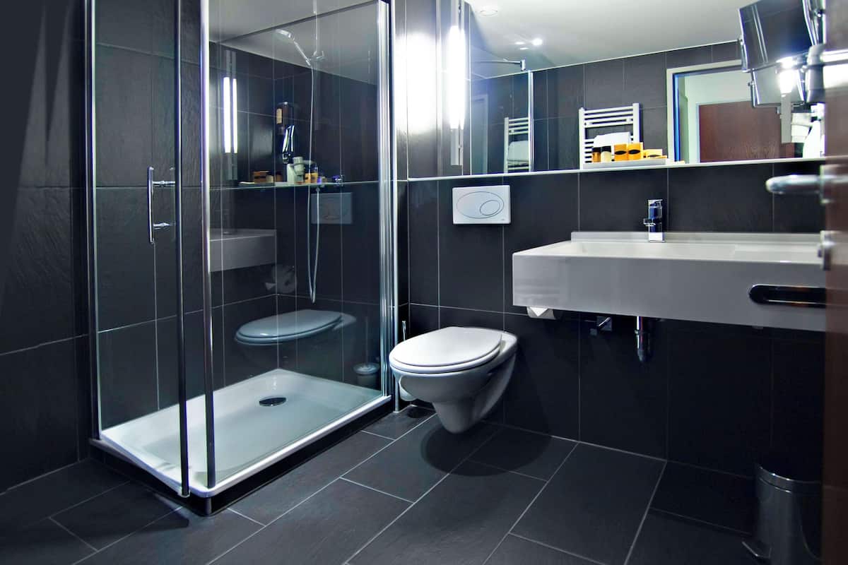 standard room, 2 single beds | bathroom | free toiletries, hair dryer, towels