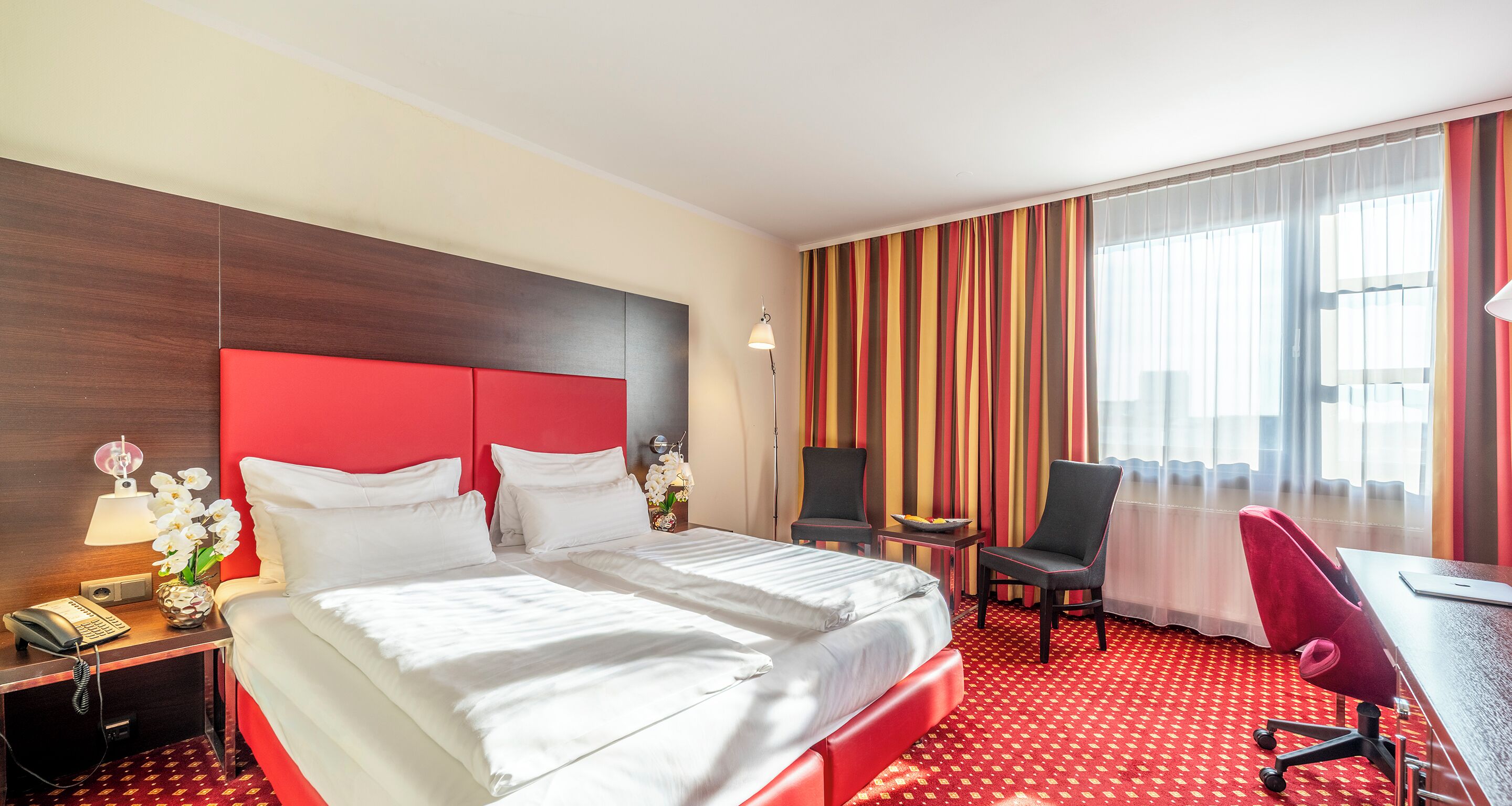 Dobbeltrom – comfort | Sengetøy av topp kvalitet, minibar og safe på rommet