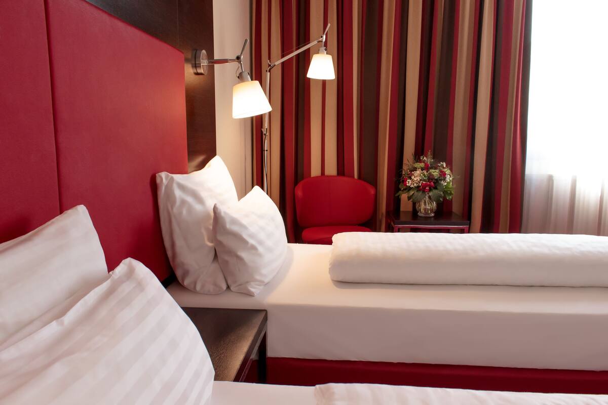 standard room, 2 single beds | premium bedding, minibar, in-room safe, individually decorated