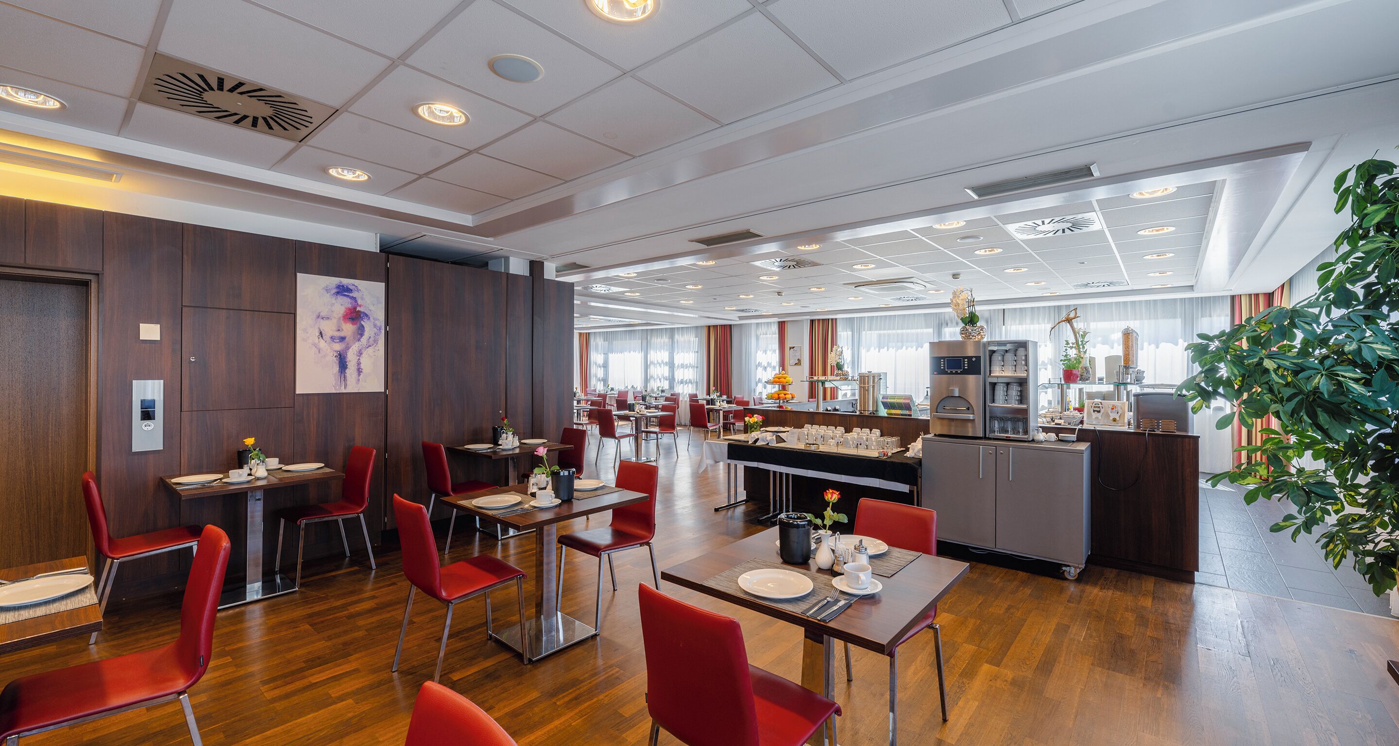 Tägliches Frühstücksbuffet (16.00 EUR pro Person)