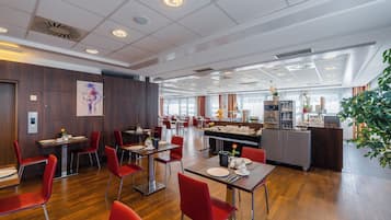 Tägliches Frühstücksbuffet (16.00 EUR pro Person)