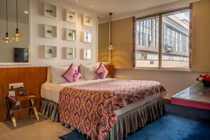 Executive suite | Een minibar, een kluis op de kamer, een bureau, geluiddichte muren