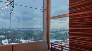 Phục vụ bữa trưa và bữa tối