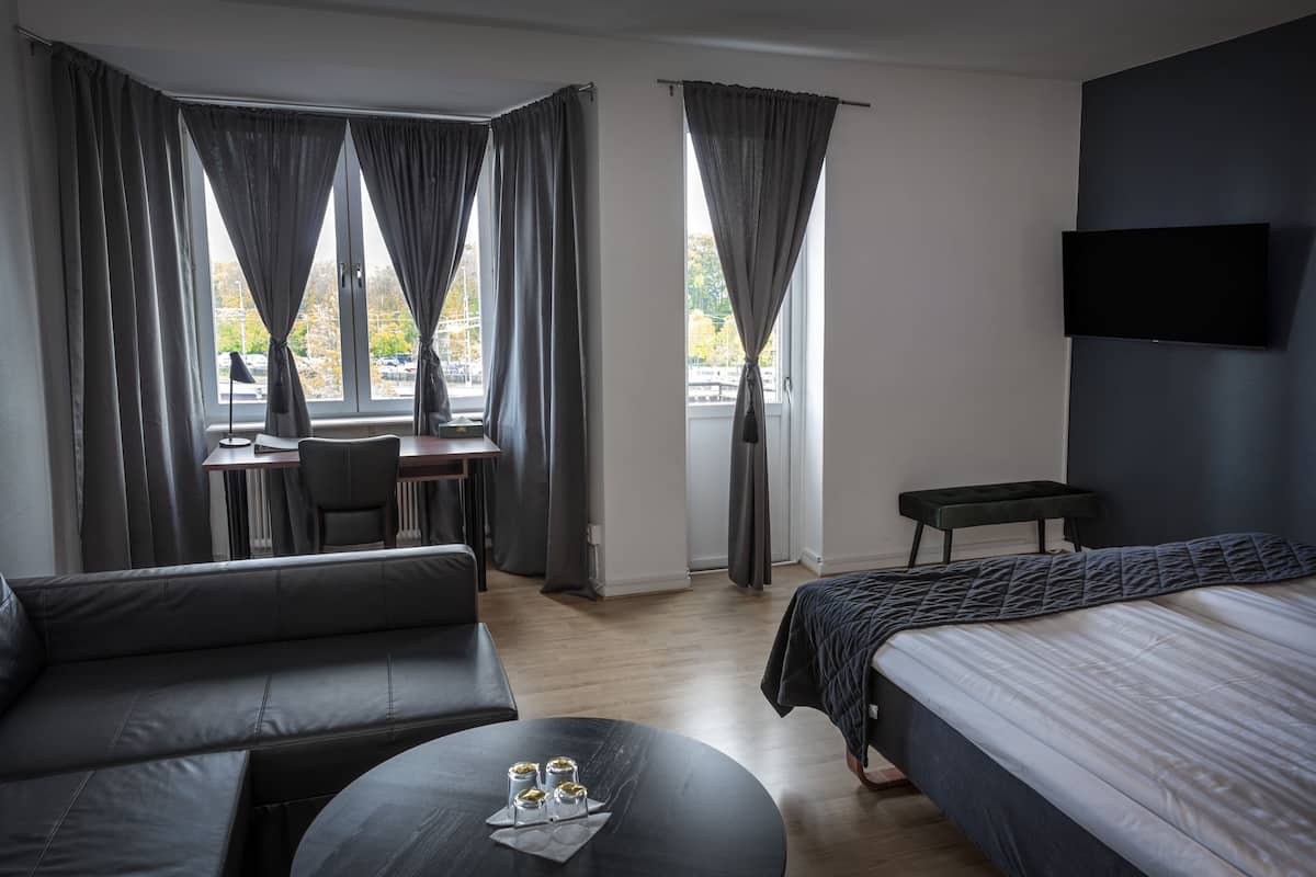 Chambre Familiale | Literie de qualité supérieure, fer et planche à repasser