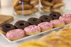 Breakfast buffet - Hotell Skövde (Skovde)