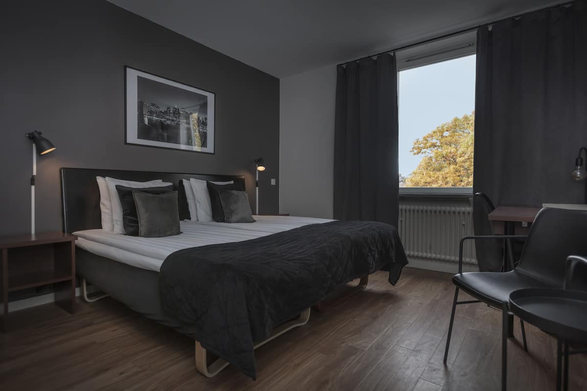 Chambre Double | Literie de qualité supérieure, fer et planche à repasser