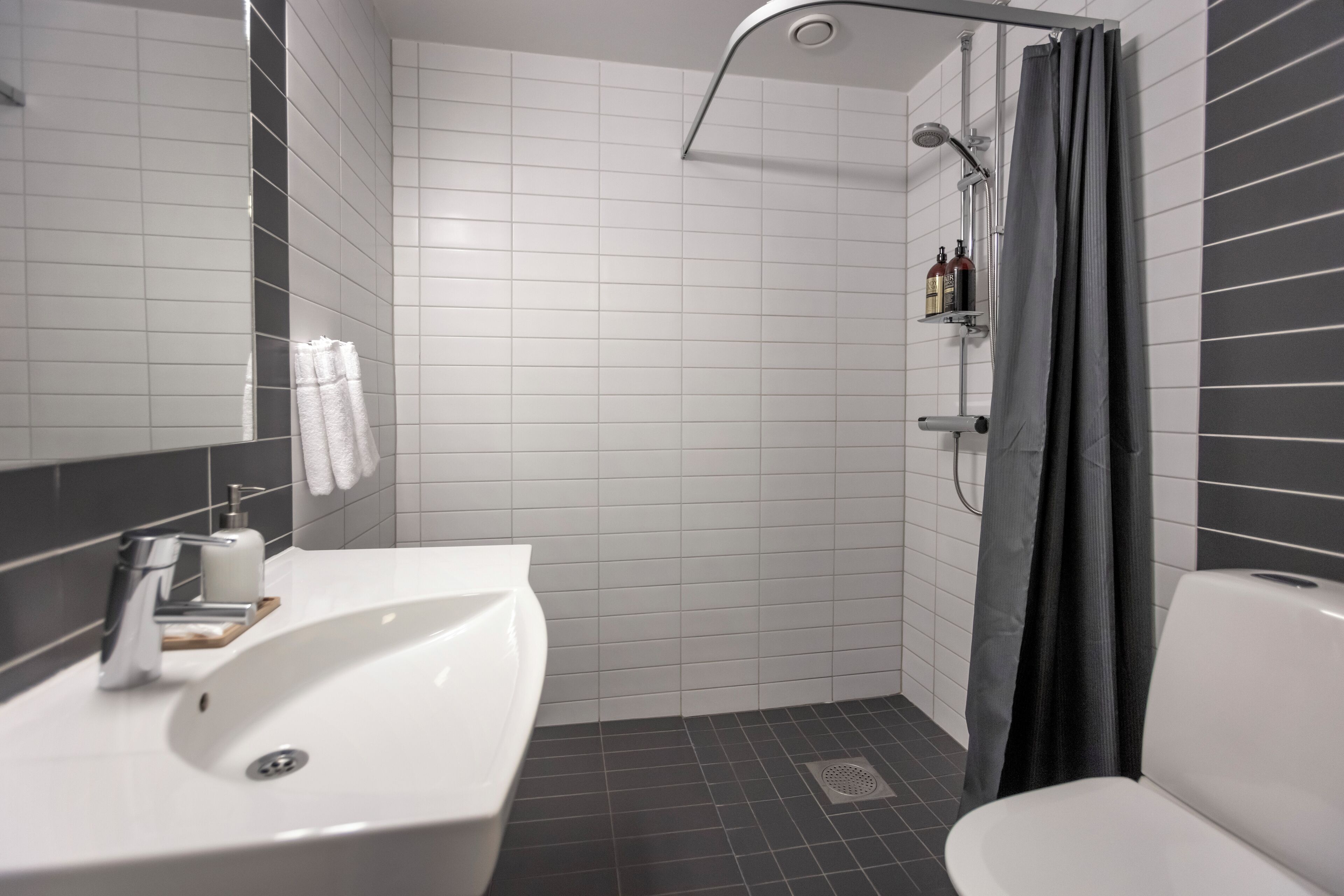 Habitación doble superior | Baño | Artículos de higiene personal gratuitos, secador de pelo y toallas