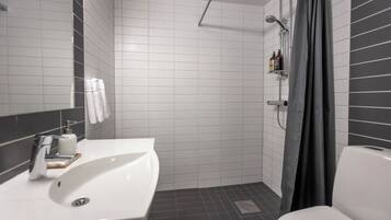 Superior tweepersoonskamer | Badkamer | Gratis toiletartikelen, een haardroger, handdoeken, zeep