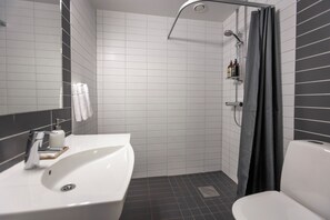 Superior Double Room | Bathroom | Free toiletries, hair dryer, towels, soap - Hotell Skövde (Skovde)
