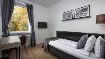 Enkeltrom | Sengetøy av topp kvalitet, strykejern/-brett og barnesenger (inkludert)