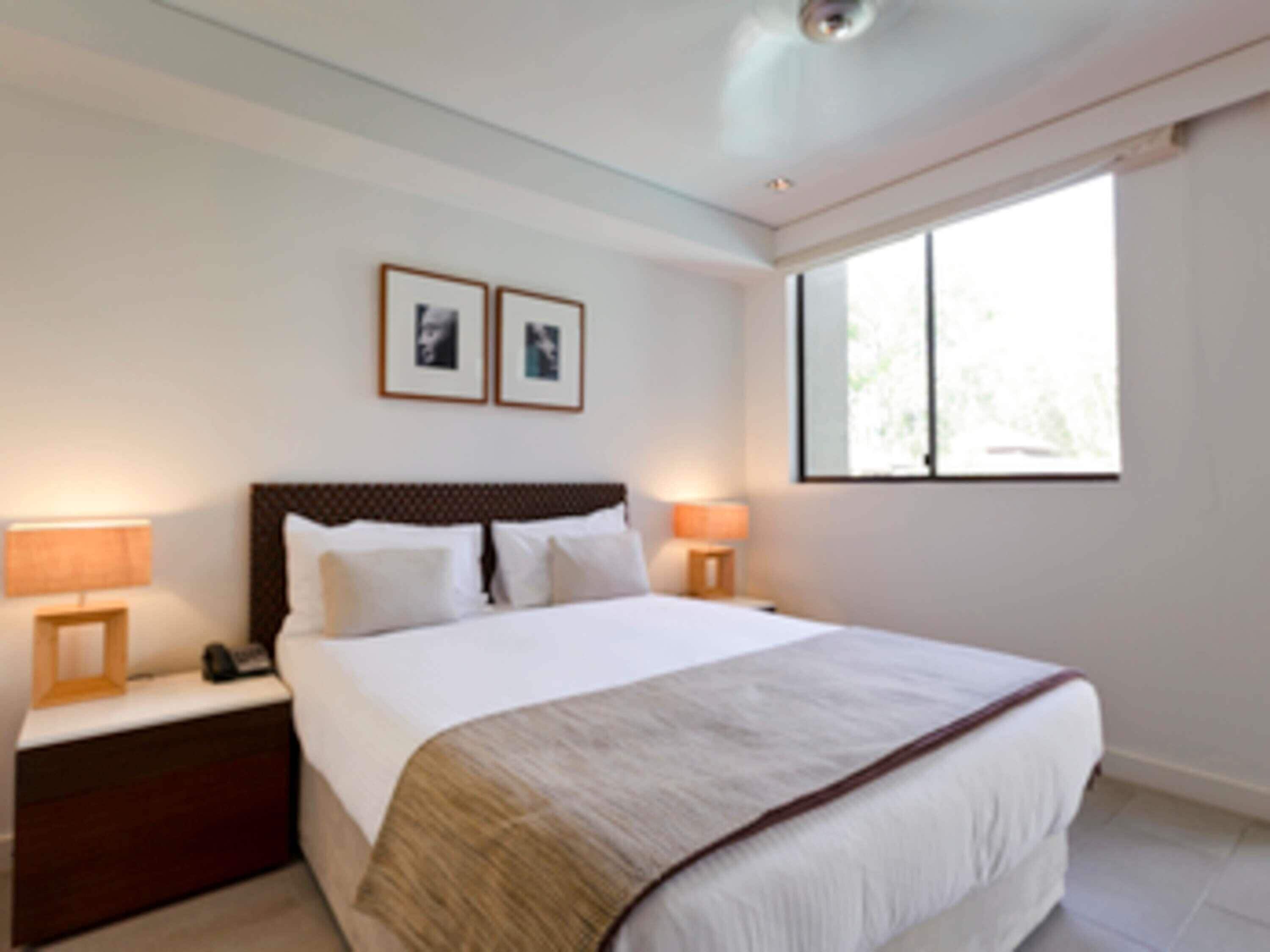 Ropa de cama hipoalergénica, caja fuerte, cortinas opacas